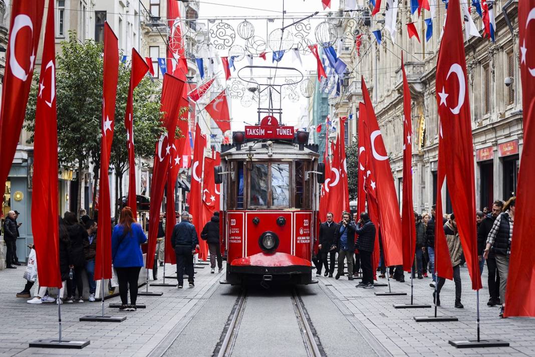 İstiklal Caddesi, Türk bayraklarıyla donatıldı 3